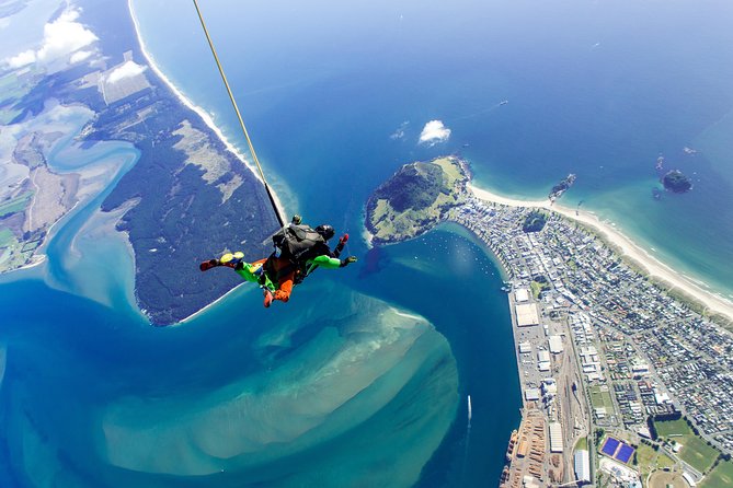 15,000ft Tandem Skydive in Bay of Plenty - Who will get the most from this jump