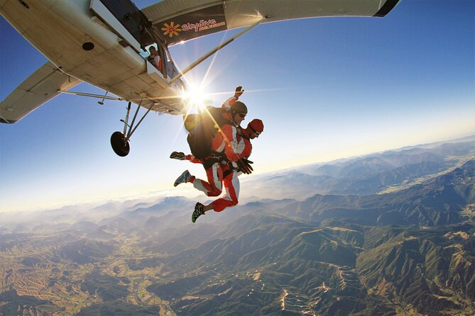 18,000ft Tandem Skydive over Abel Tasman - The staff and tandem setup