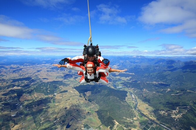 18,000ft Tandem Skydive over Abel Tasman - Who will enjoy this most