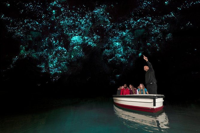 3 Day Waitomo Caves, Hobbiton Movie Set and Rotorua Tour from Auckland - Te Pa Tu brings the Māori program into the evening
