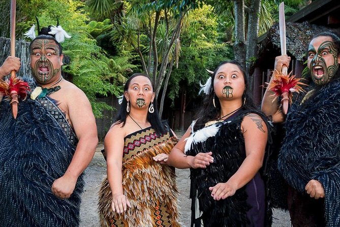 3 Day Waitomo Caves, Hobbiton Movie Set and Rotorua Tour from Auckland - Waimangu adds volcanic power and history