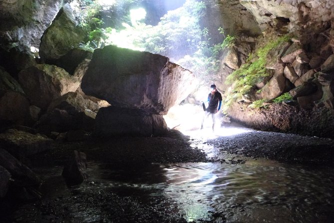 3-Hour Private Photography Tour in Waitomo Caves - What the supplied clothing and facilities add