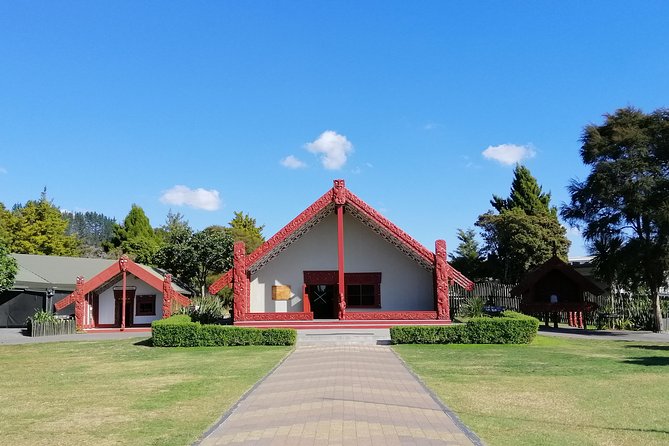 4-Day Auckland to Wellington via Rotorua Tour - Transport, hotels, and the changing group size