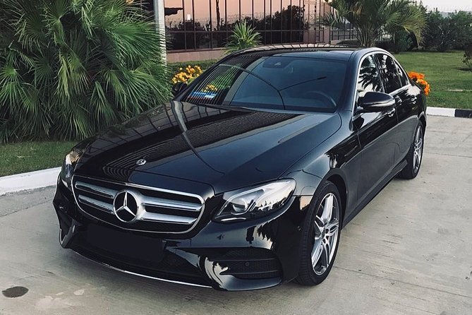 Arrival Private Transfer from Airport CHC to Christchurch in Business Car - Flight tracking and the 60-minute wait