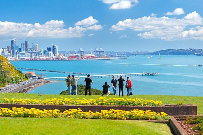 Auckland City Private Tour for Couples. Be chauffeur driven with added extras. - Mount Eden and the Auckland Domain