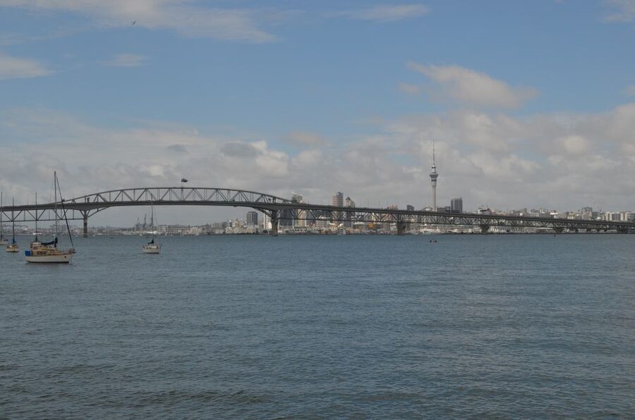 Auckland: Full-Day City Highlights Tour - Mount Eden and the volcanic shape of Auckland