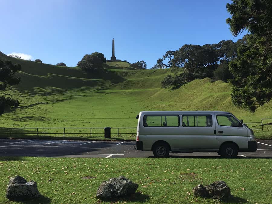 Auckland: Half-Day Auckland Volcanoes Tour - Mangere Domain, food stop, and a longer walk