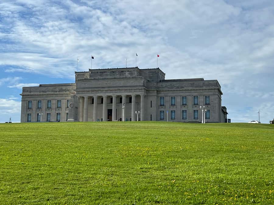 AUCKLAND: Half-Day CITY HIGHLIGHTS TOUR - Mt.Eden, Tamaki Dr - Crossing the Harbour Bridge to Westhaven Marina