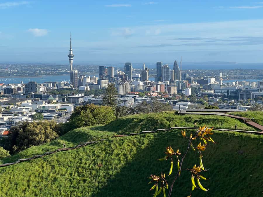 AUCKLAND: Half-Day CITY HIGHLIGHTS TOUR - Mt.Eden, Tamaki Dr - Auckland’s center, Sky Tower, and waterfront districts