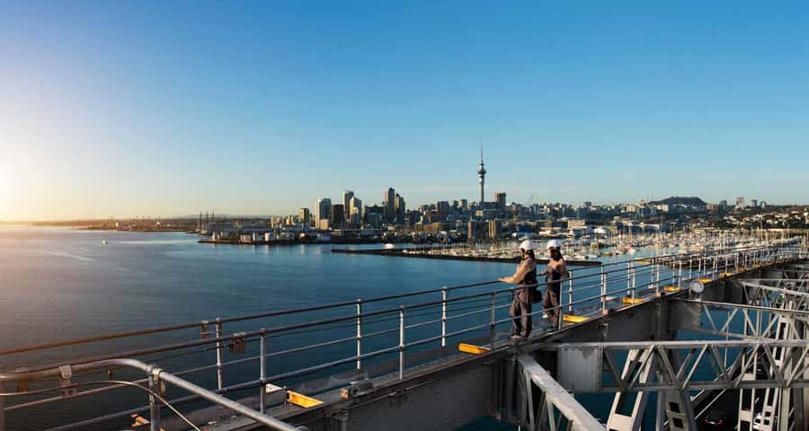Auckland Harbor Bridge: Bridge Climb - A chance to see bungy jumping up close
