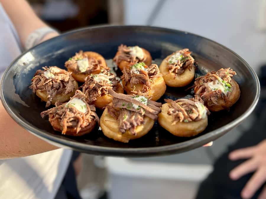 Auckland: Harbour Sailing Cruise with 3-Course Dinner - Drinks, seating, and the practical rhythm of dinner