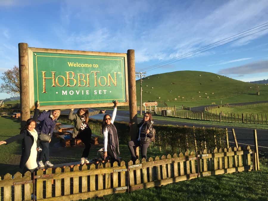 Auckland: Hobbiton and Rotorua Day Tour including Te Puia - Rotorua’s landmarks before Te Puia