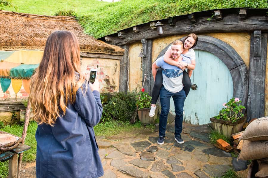 Auckland: Hobbiton Movie Set Tour with Lunch - Leaving Auckland before breakfast