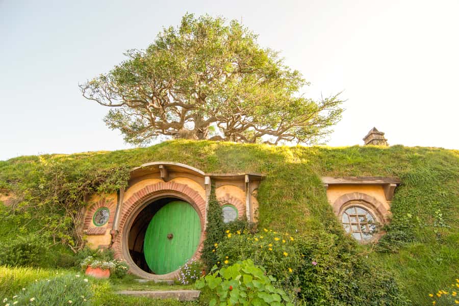 Auckland: Hobbiton Movie Set Tour with Lunch - A drink at the Green Dragon Inn
