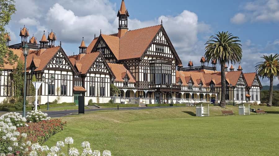 Auckland: Hobbiton, Waitomo Caves, and Rotorua 1-Way Tour - Hobbiton Movie Set, with 44 hobbit holes and the Green Dragon