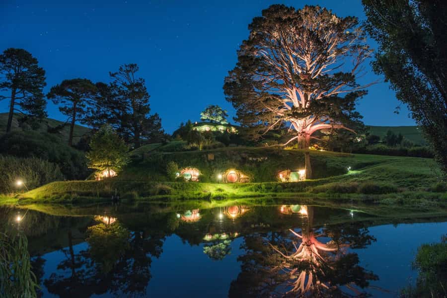 Auckland: Hobbiton & Waitomo Glow Worm Caves Private Tour - Hobbiton: a polished walk through Middle-earth