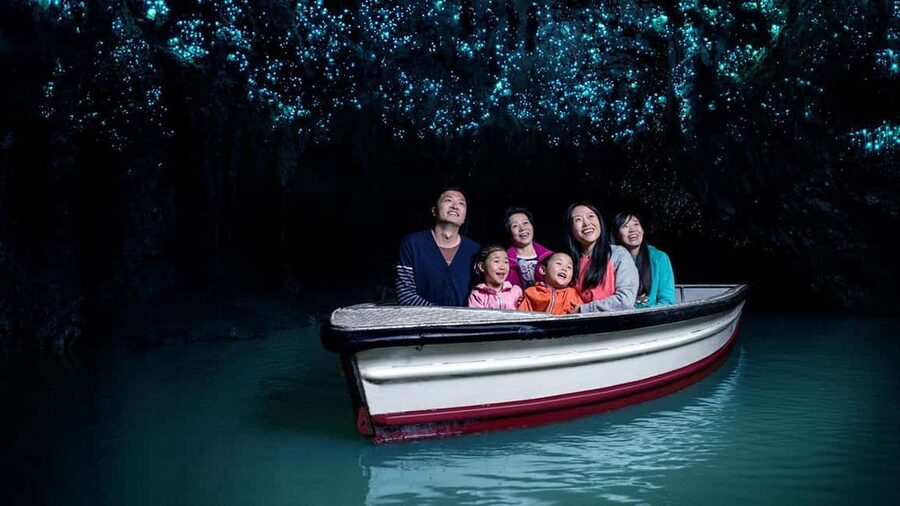 Auckland: One-Way Tour to Rotorua with Waitomo Caves - A short introduction to Rotorua