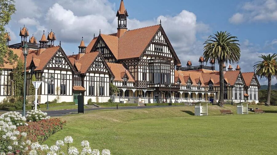 Auckland: One-Way Tour to Rotorua with Waitomo Caves - Comfort, safety, and who should book