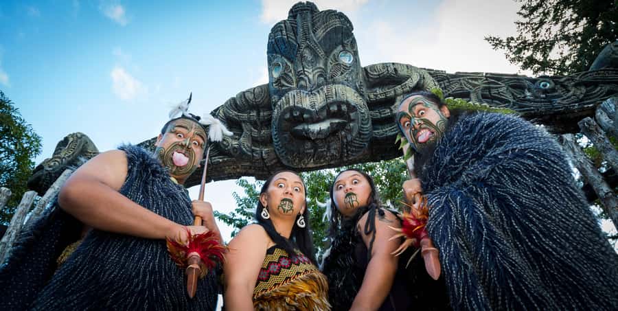 Auckland: Rotorua Māori Cultural & Geothermal Tour & Lunch - Meeting the Māori welcome at Mitai