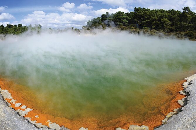 Auckland: Rotorua Tour with Waiotapu, Te Puia and Maori Haka - Wai-O-Tapu’s bright pools and steaming ground