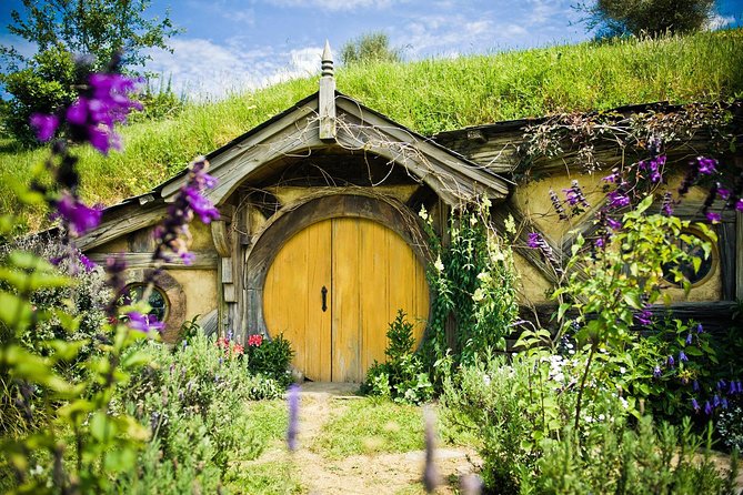 Auckland to Hobbiton Movie Set and Rotorua's Geothermal Valley - Why this Auckland day trip works