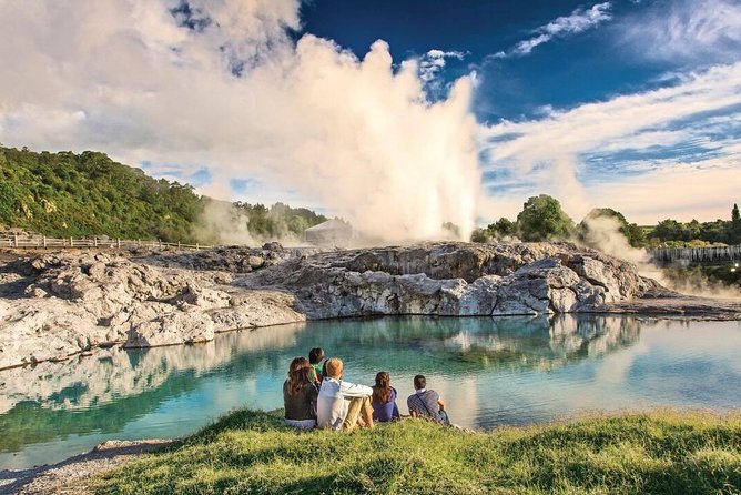Auckland to Hobbiton Movie Set and Rotorua's Geothermal Valley - Comfort, group size, and guide quality