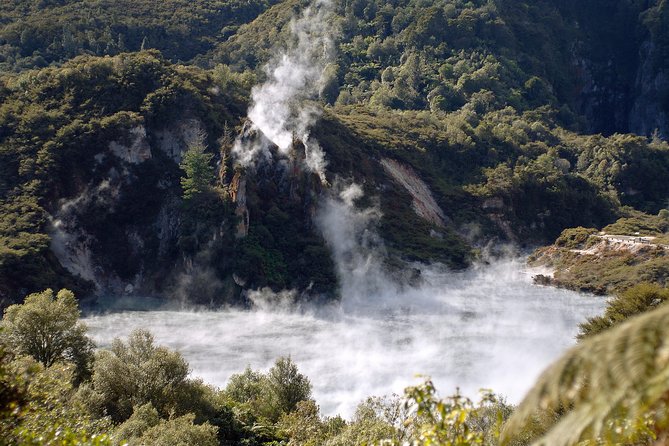 Auckland to Rotorua Private Tour - Getting Your Bearings at Rotorua i-SITE