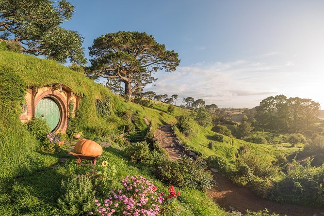 Auckland to Rotorua via Hobbiton Small Group Tour (One Way) - Lunch and a look at Tirau