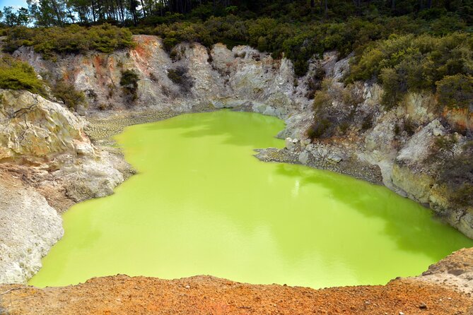 Auckland: Wai-O-Tapu, Polynesian Spa & Maori Haka Day Tour - A drive through Rotorua before the cultural stop