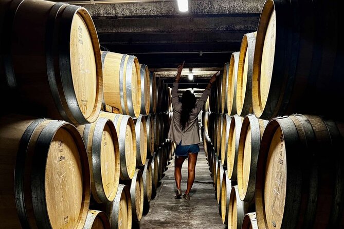 Auckland West Vineyard Tour with lunch and tastings incl - Hunting Lodge turns lunch into the center of the day