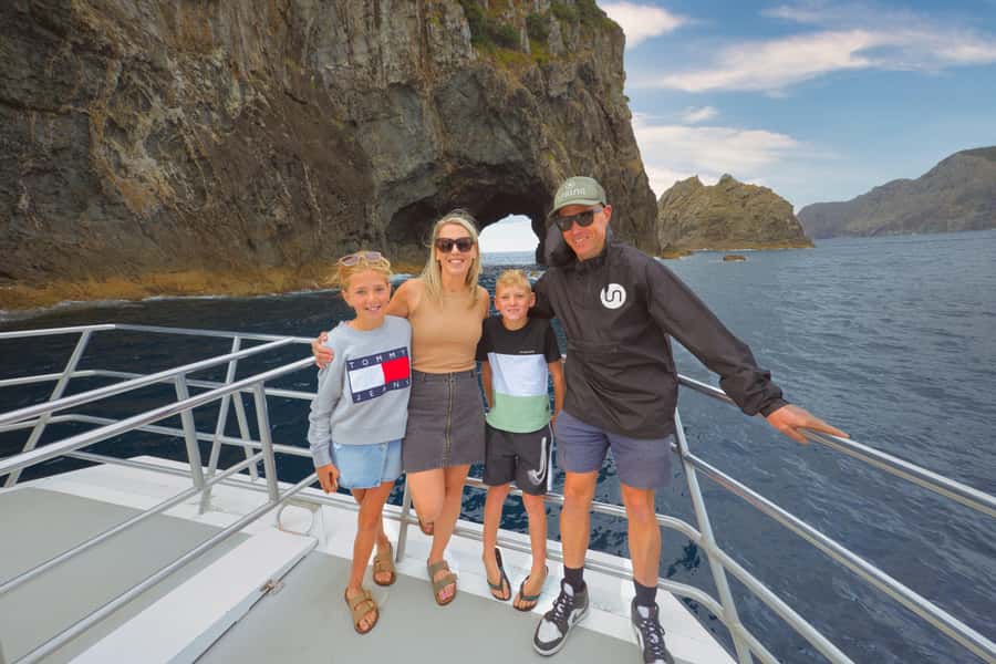 Bay of Islands: Discover the Bay Cruise with Island Lunch - A full half-day among 144 islands