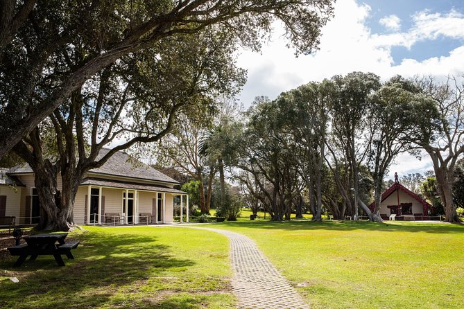 Bay of Islands Heritage Experience from Auckland incl. Waitangi & Russell - The early Auckland departure and Northland road
