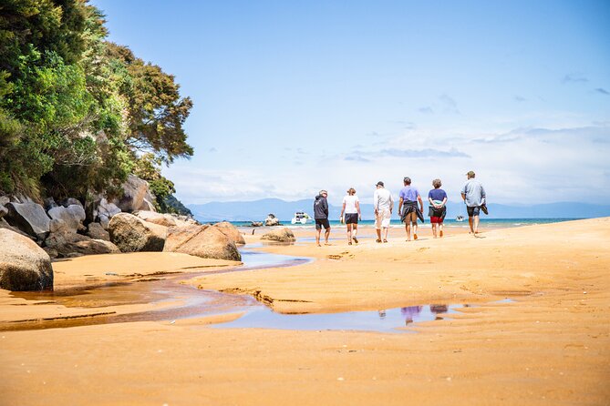 Best Abel Tasman Day trip - Cruising past Split Apple Rock