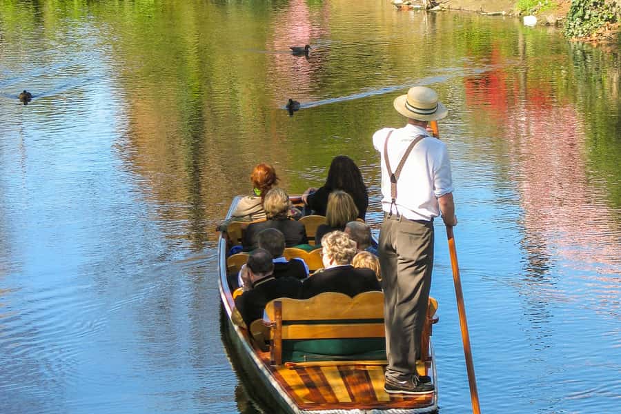 Christchurch: Gondola Ticket and Punt Ride on the Avon River - Summer queues and the best time to go