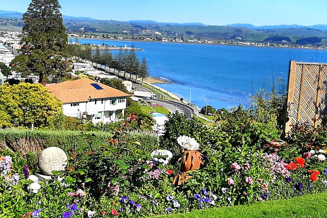 Deco Napier, Te Mata Peak, Garden Walk and Wine Tasting Tour - A garden visit with a local feel
