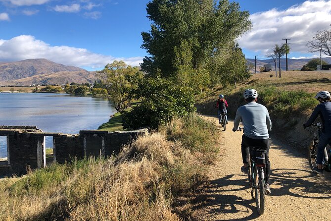 ebike tour lake Dunstan wine tasting - Leaving Wanaka for the Bannockburn vineyards