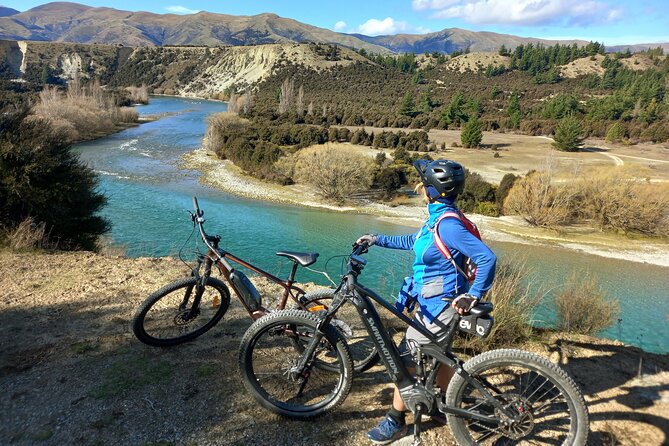 ebike tour lake Dunstan wine tasting - Carrick Winery and the marked wine route