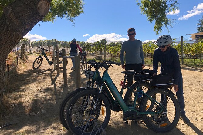 ebike tour lake Dunstan wine tasting - The 16-kilometer ride to Cromwell