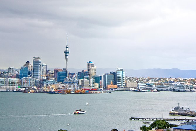 Explore Auckland: Self Guided Audio Tour - Meeting Sir Dove-Myer Robinson in bronze