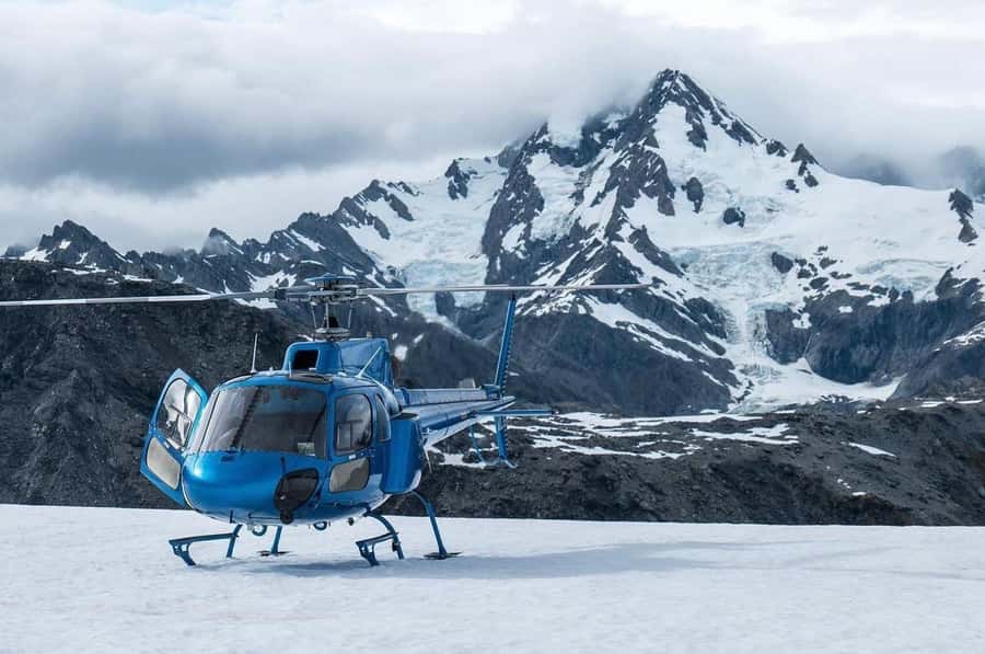 Franz Josef: 4-Glacier Helicopter Ride with 2 Landings - Who will enjoy this flight most?