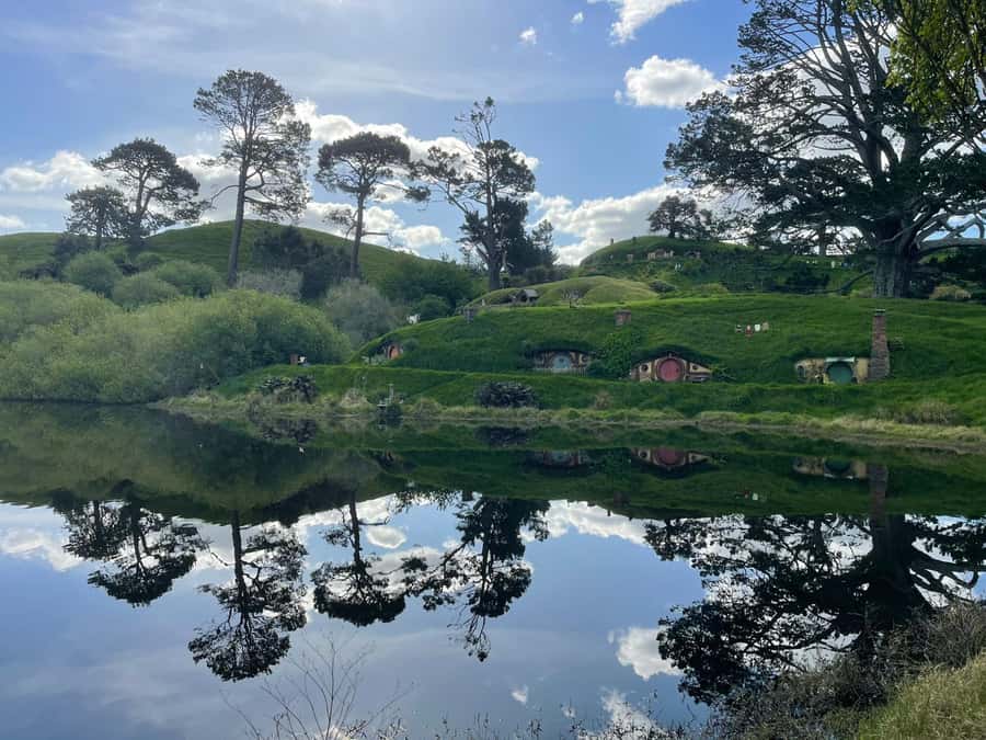 From Auckland: Hobbiton Movie Set and Waitomo Caves Tour - Waitomo’s limestone chambers and glowworm grotto