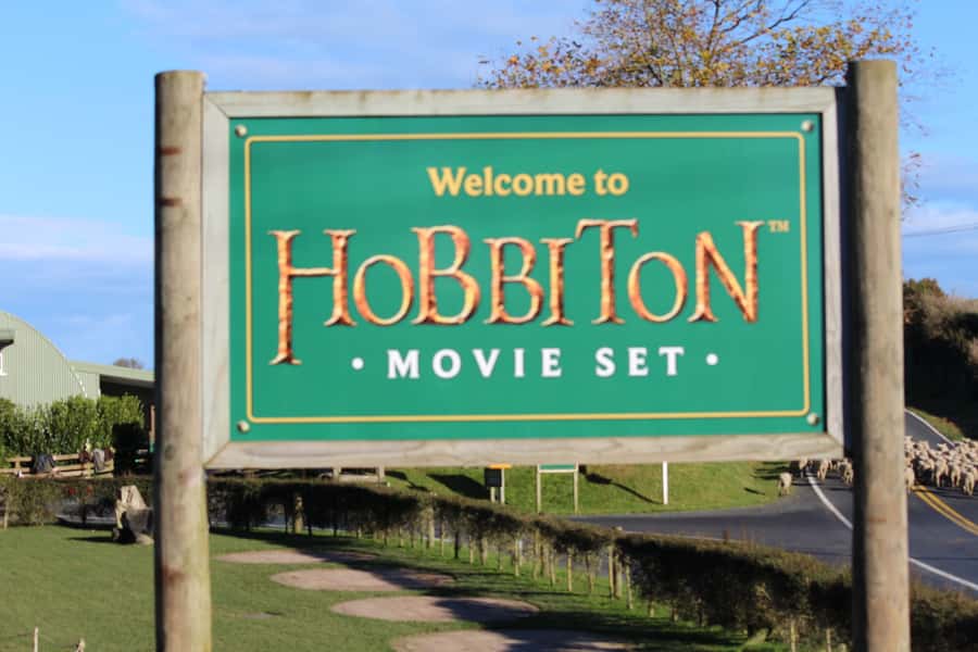 From Auckland: Hobbiton & Rotorua Tour with Lunch at Te Puia - Starting in Auckland with a smaller vehicle