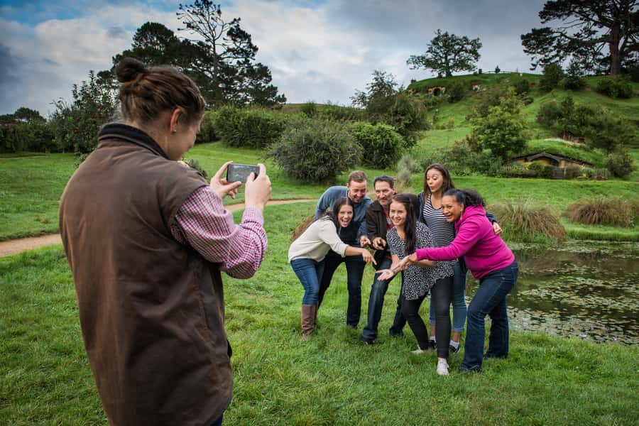 From Auckland: Hobbiton & Waitomo Caves Full-Day Trip - Food, clothing, and practical planning