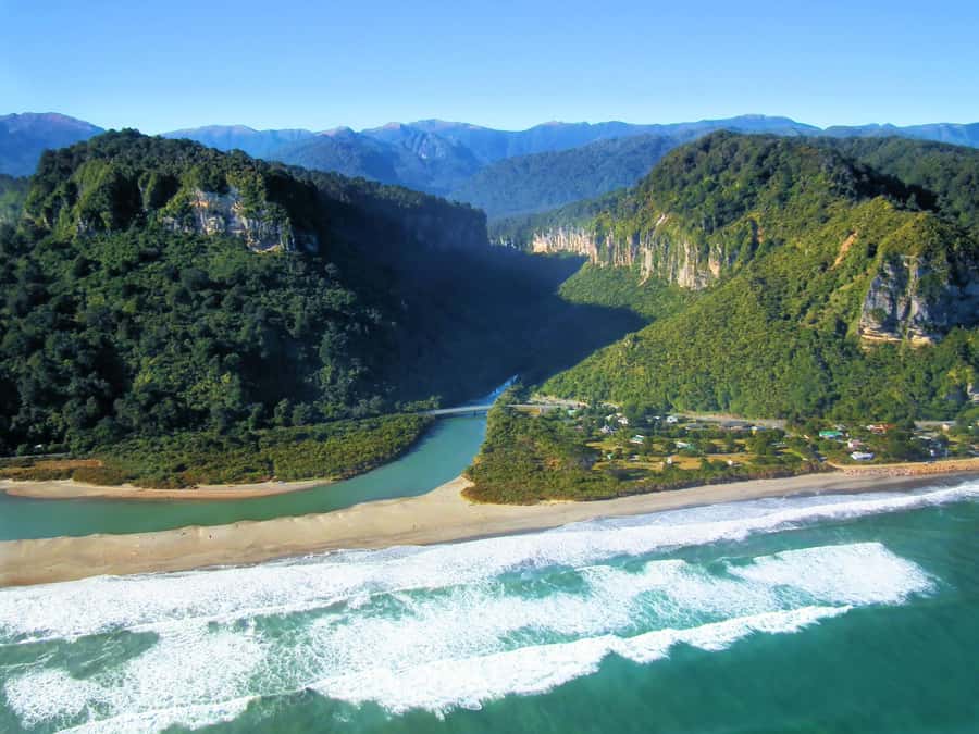 From Greymouth: Punakaiki Blowholes & Pancake Rocks Tour - A useful pause at the Punakaiki cafe