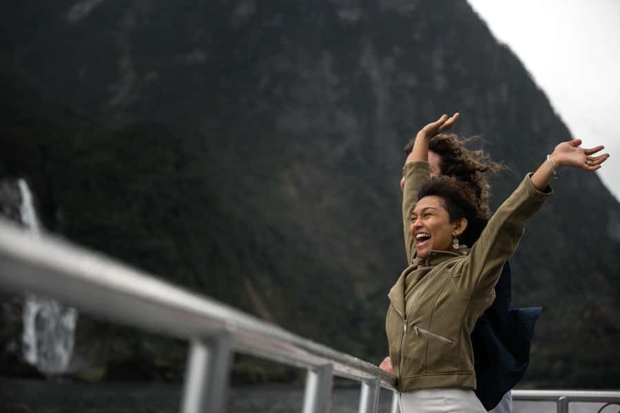 From Queenstown: Milford Sound Business Class with Cruise - Arriving at Milford Sound and boarding MV Sinbad