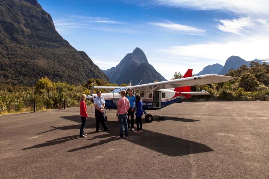 From Queenstown: Milford Sound Day Trip with Cruise & Flight - Tea, coffee, and the lunch problem