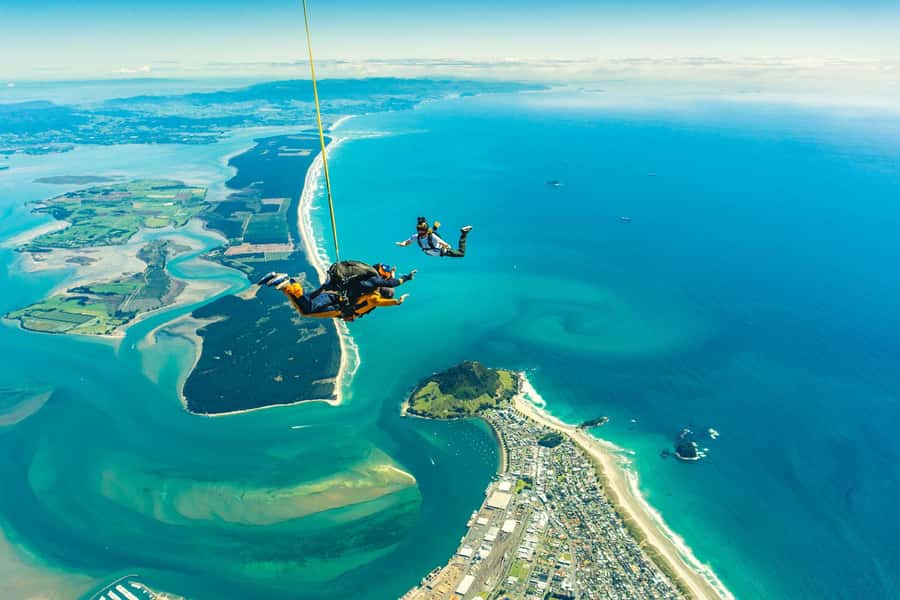 From Tauranga: Skydive over Mount Maunganui - The 20 to 25-minute flight over Mauao