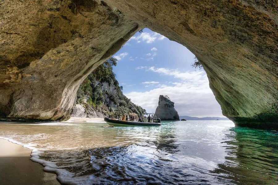 From Whitianga: Cathedral Cove Cruise with Snorkeling - Why the small Cave Cruzer matters