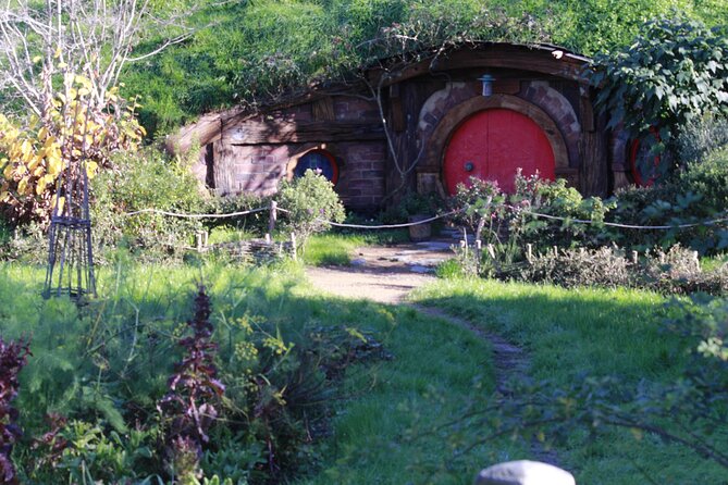 Hobbiton and Waitomo Caves from Auckland - Smaller Group - The guide can make or break the road time