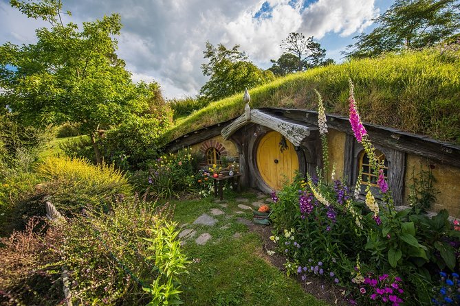 Hobbiton Movie Set Small Group Fully Guided Day Tour from Auckland - Movie details, hidden tricks, and the Green Dragon Inn